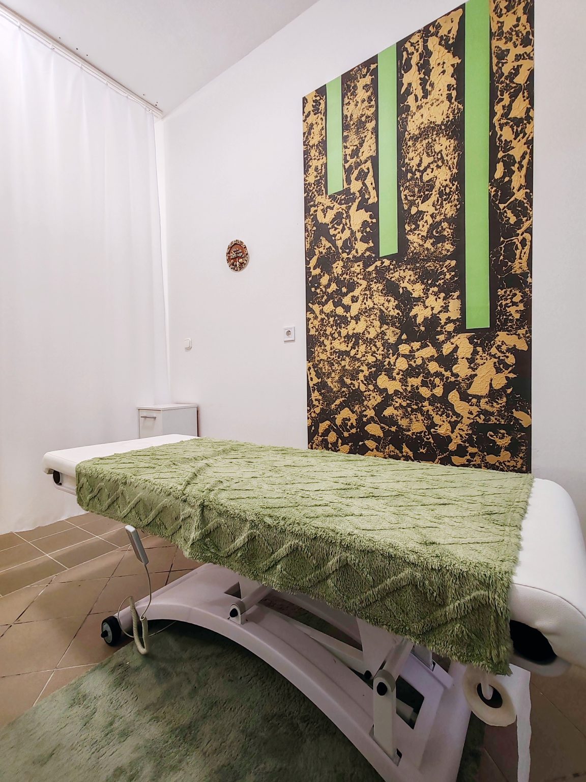 Elektromosan emelhető masszázságy a kezelőben